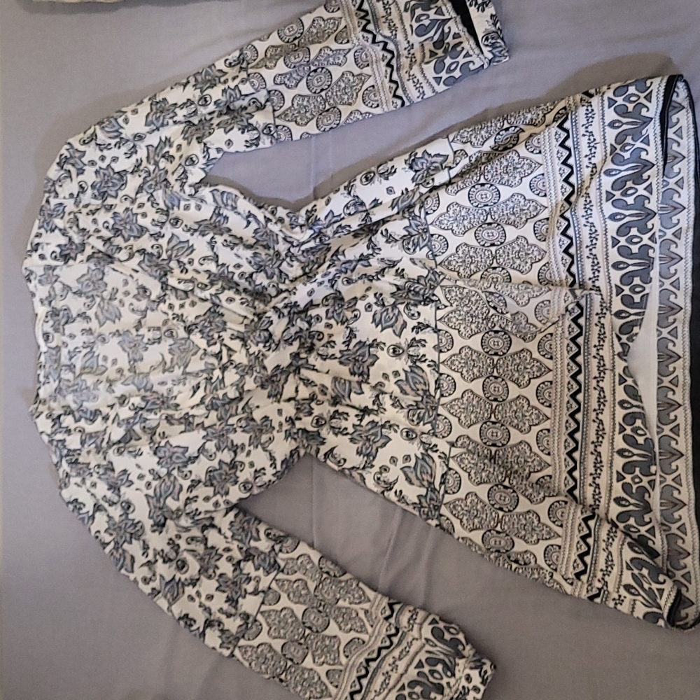 NWOT honey belle longsleeve wrap Dress with design